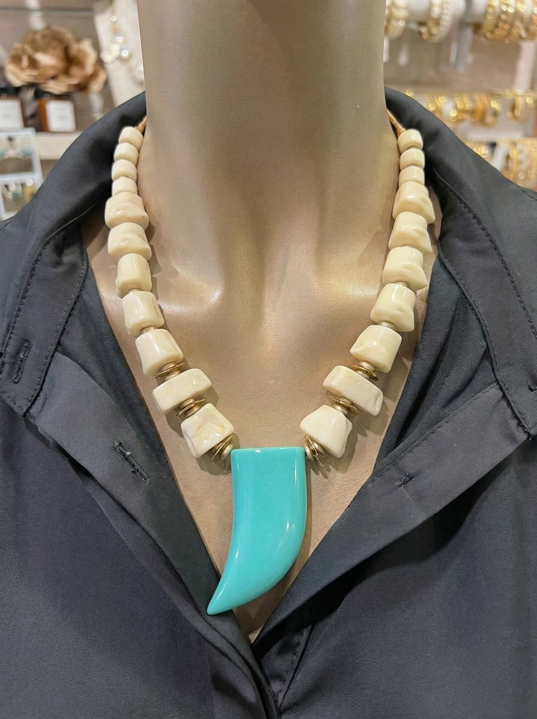 Collar Étnico con Colmillo