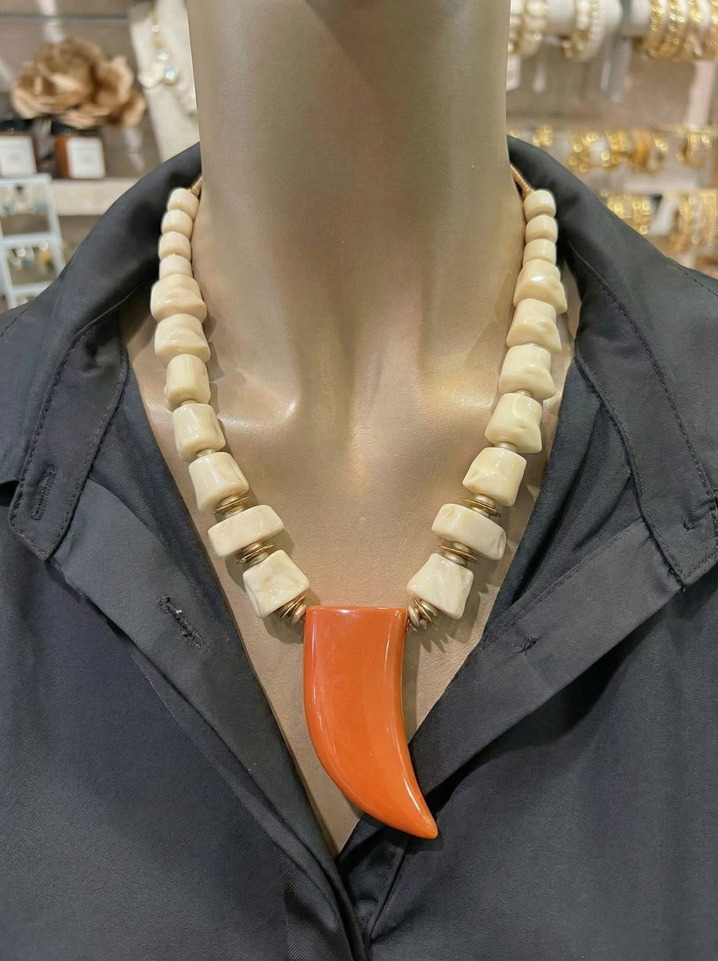 Collar Étnico con Colmillo